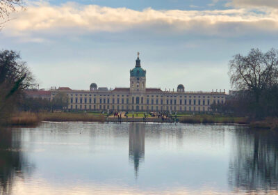 Blick über den See auf das Schloss