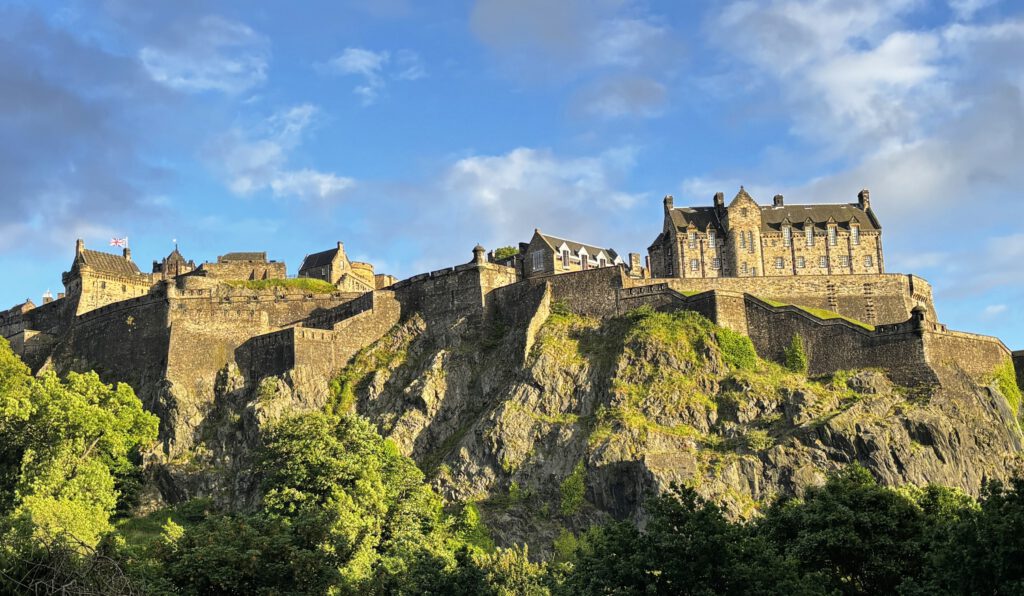 Burg von Edinburgh mit blauem Himmel